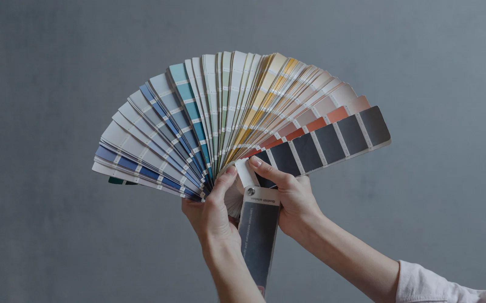 Travail des couleurs sur une pièce artisanale