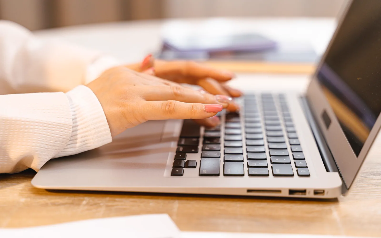 Personne travaillant sur un ordinateur portable