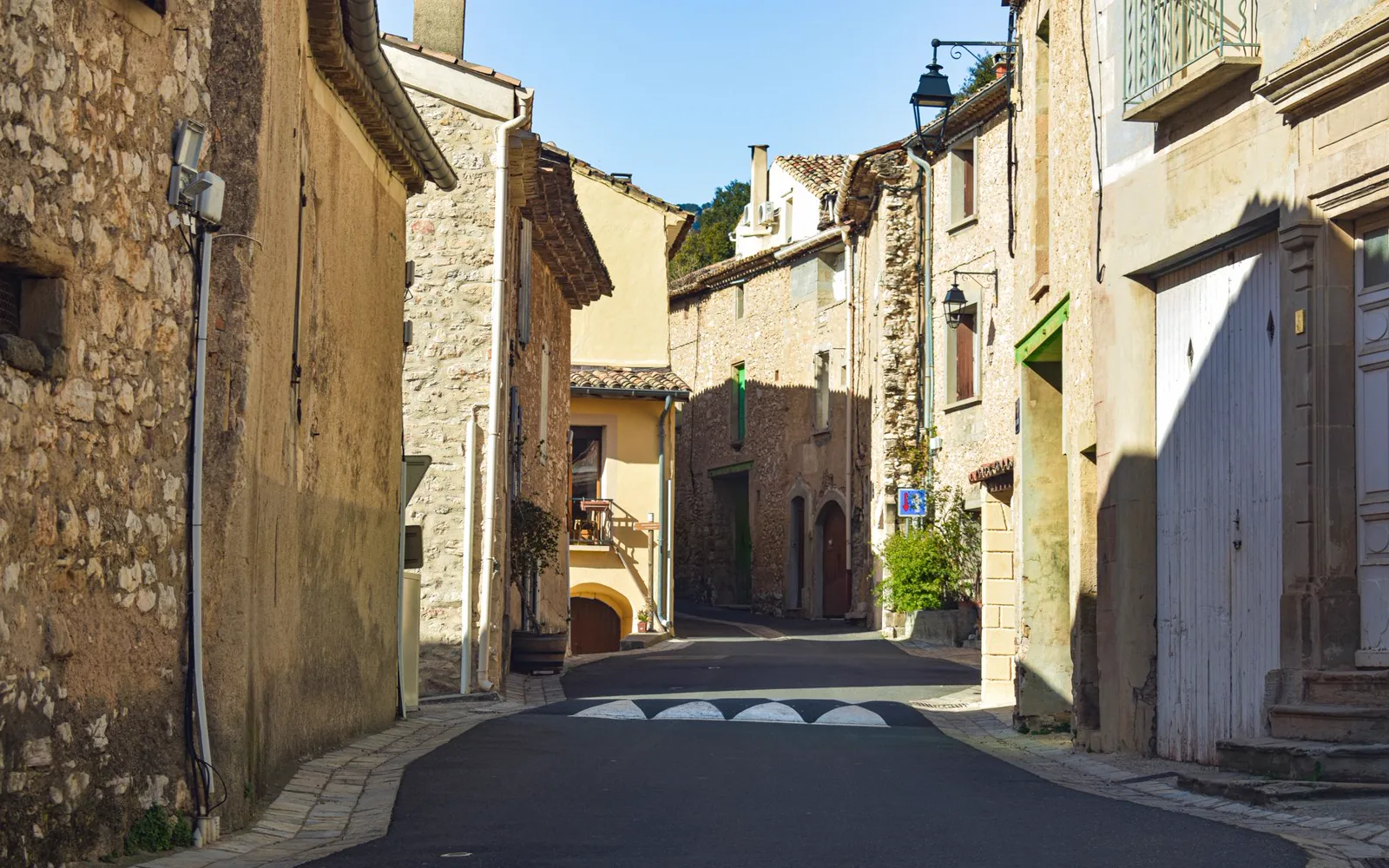 Centre-ville de Brignoles avec ses façades colorées et la collégiale en arrière-plan
