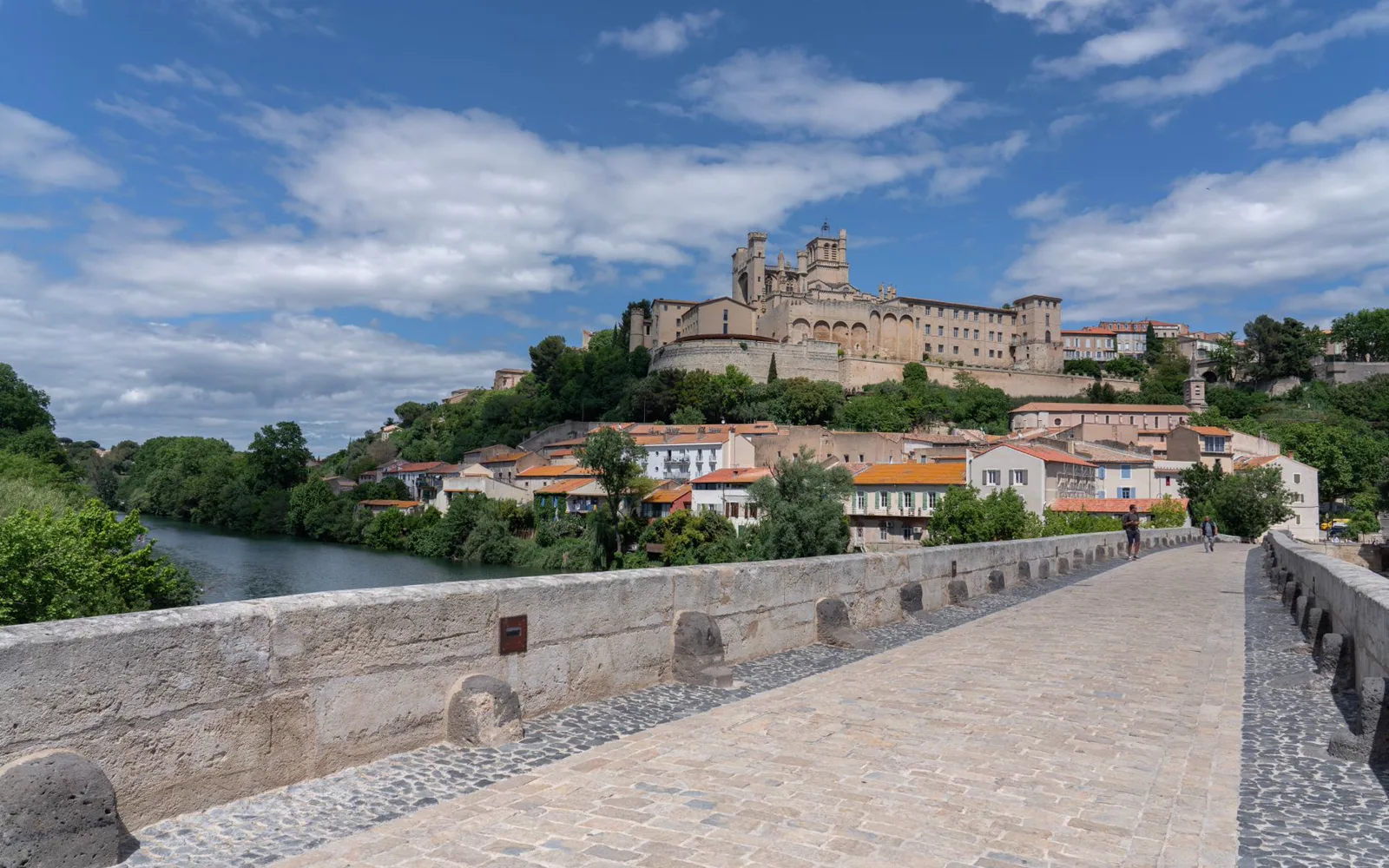 Paysage du Luberon vu depuis la plaine de Cavaillon avec un ciel bleu provençal