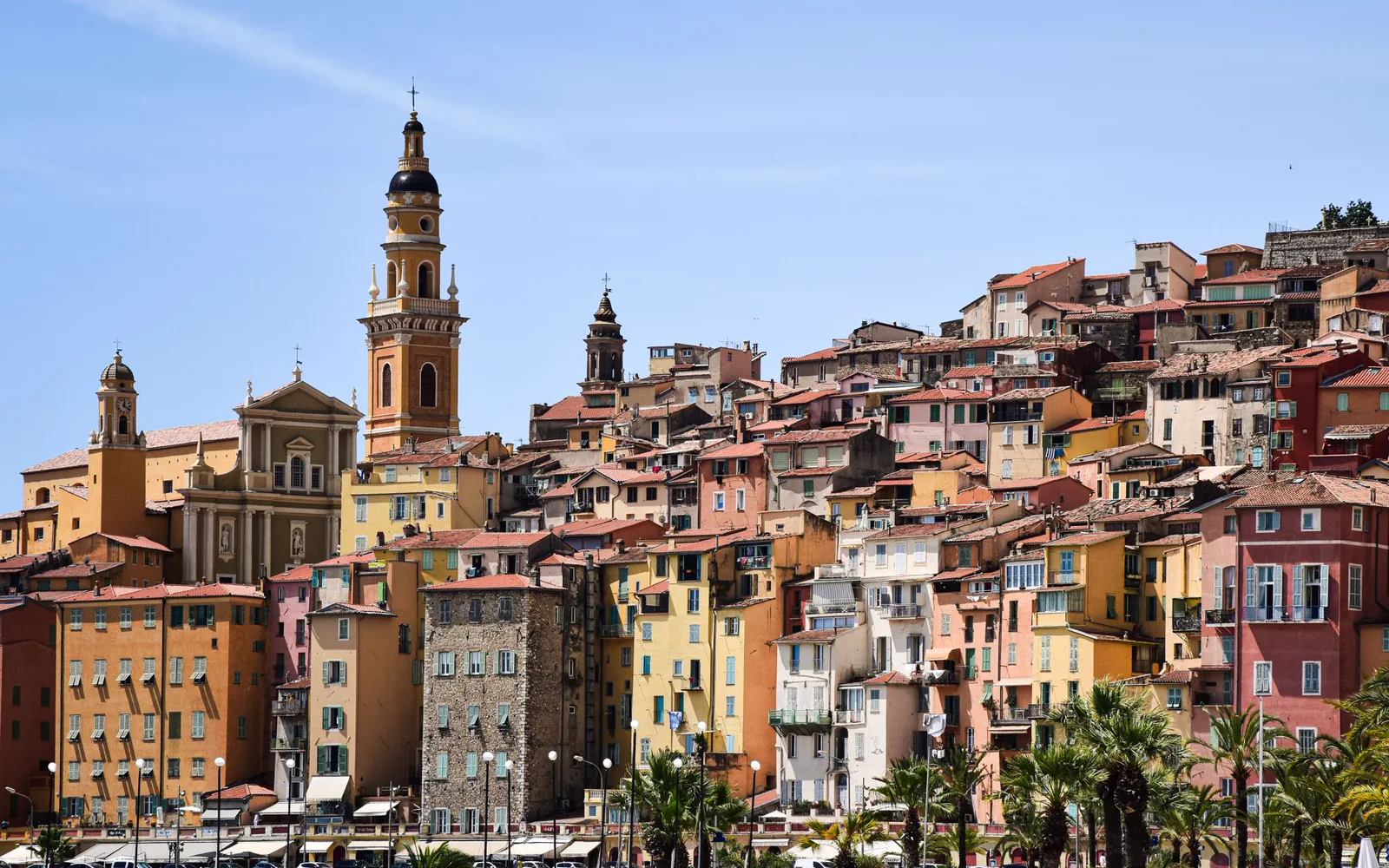 Vue panoramique de Menton avec ses façades colorées et la mer Méditerranée en arrière-plan