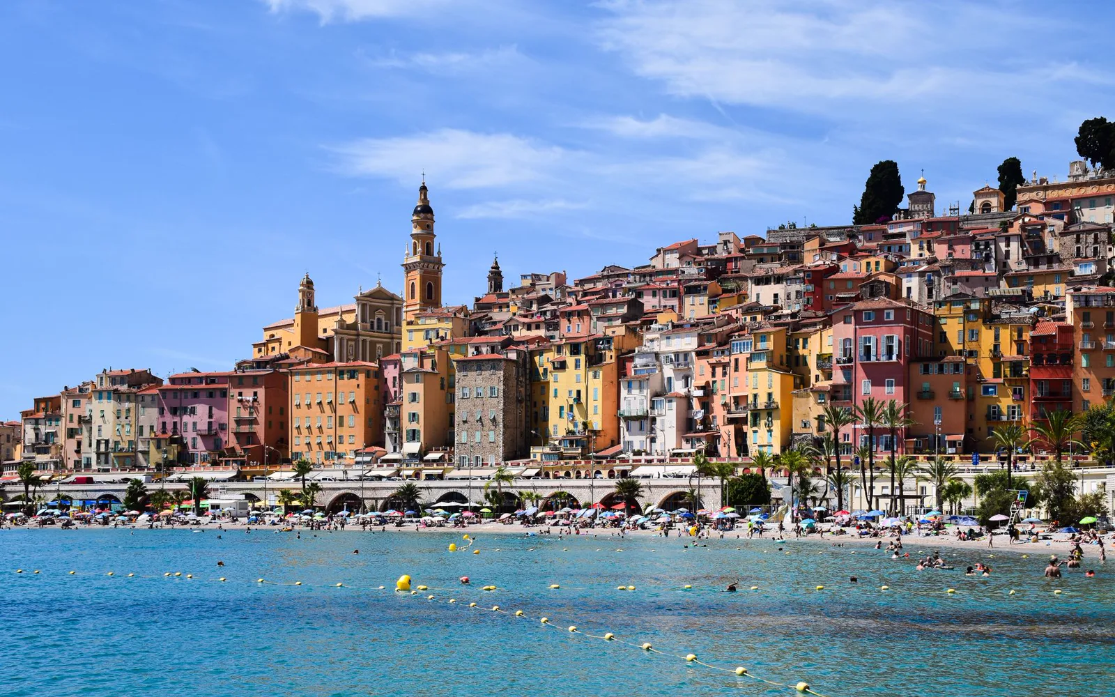 Promenade du Soleil à Menton avec des touristes français et italiens flânant près de la mer