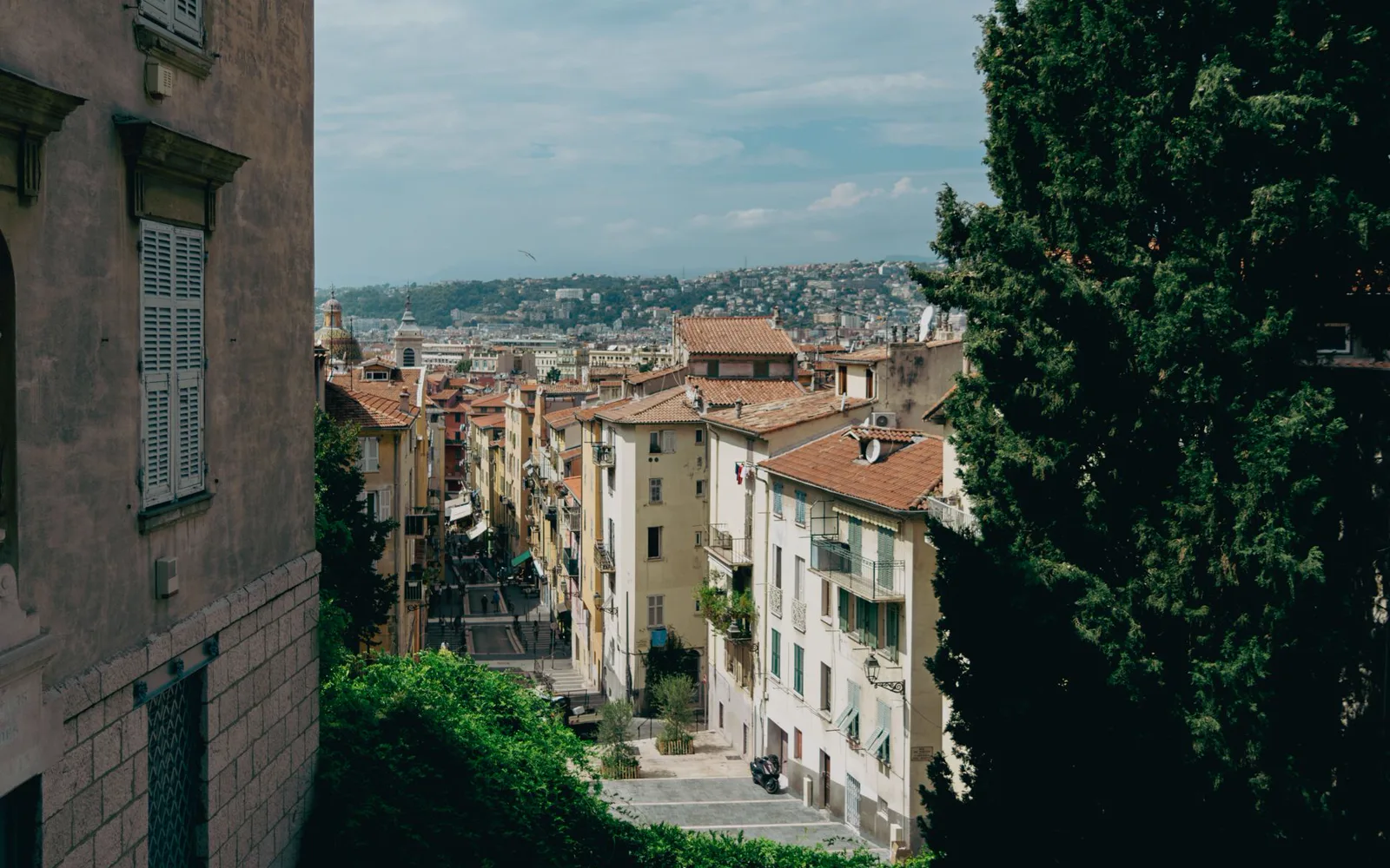 Vue aérienne de la Promenade des Anglais et de la baie des Anges à Nice