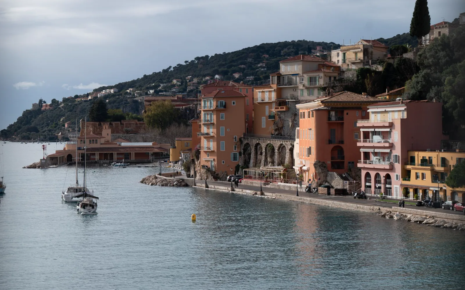 Port de Sanary-sur-Mer avec ses pointus colorés et ses commerces en bord de quai