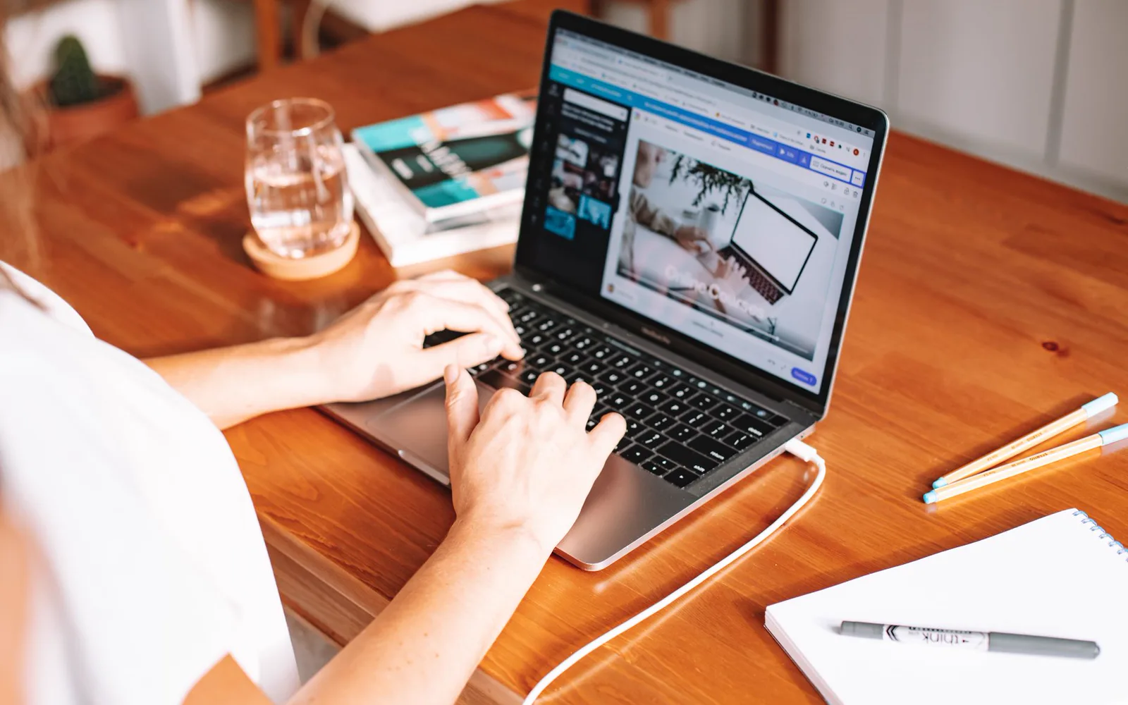 Expert consultant ses notes face à un écran affichant des résultats Google Search Console