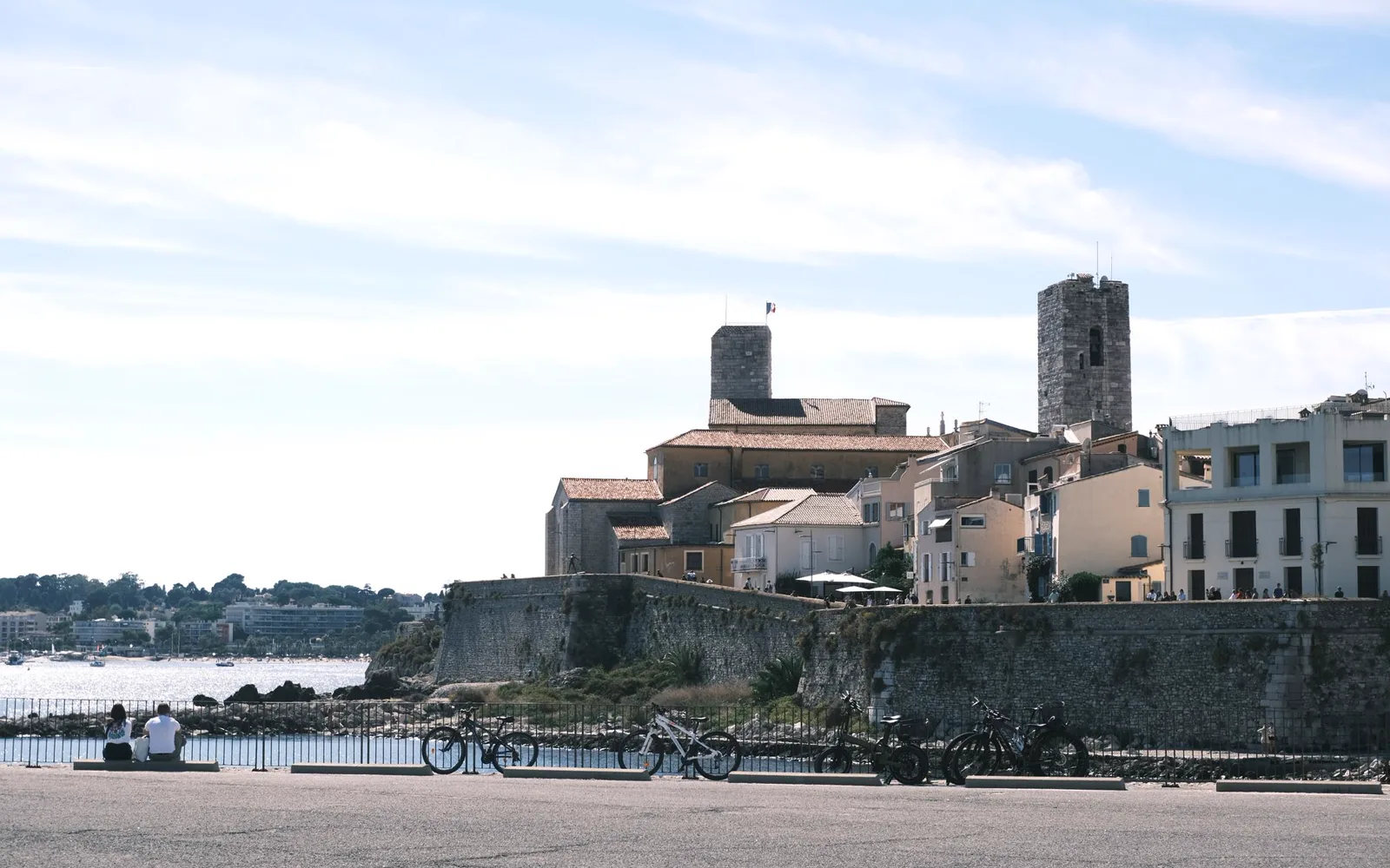 Vue des remparts du vieil Antibes et de la mer Méditerranée depuis le bord de mer