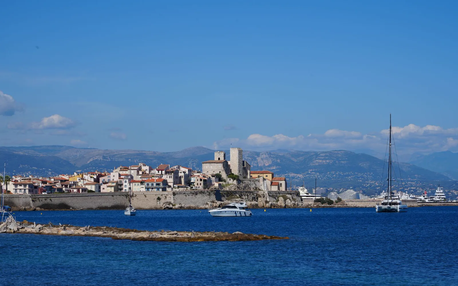 Gérant d’un commerce d’Antibes mettant à jour sa fiche Google Business sur tablette
