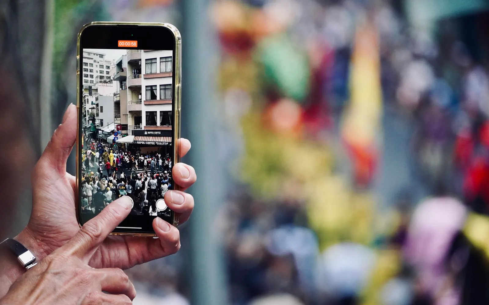 Smartphone affichant le fil Google Discover avec des articles variés sur l’écran d’accueil