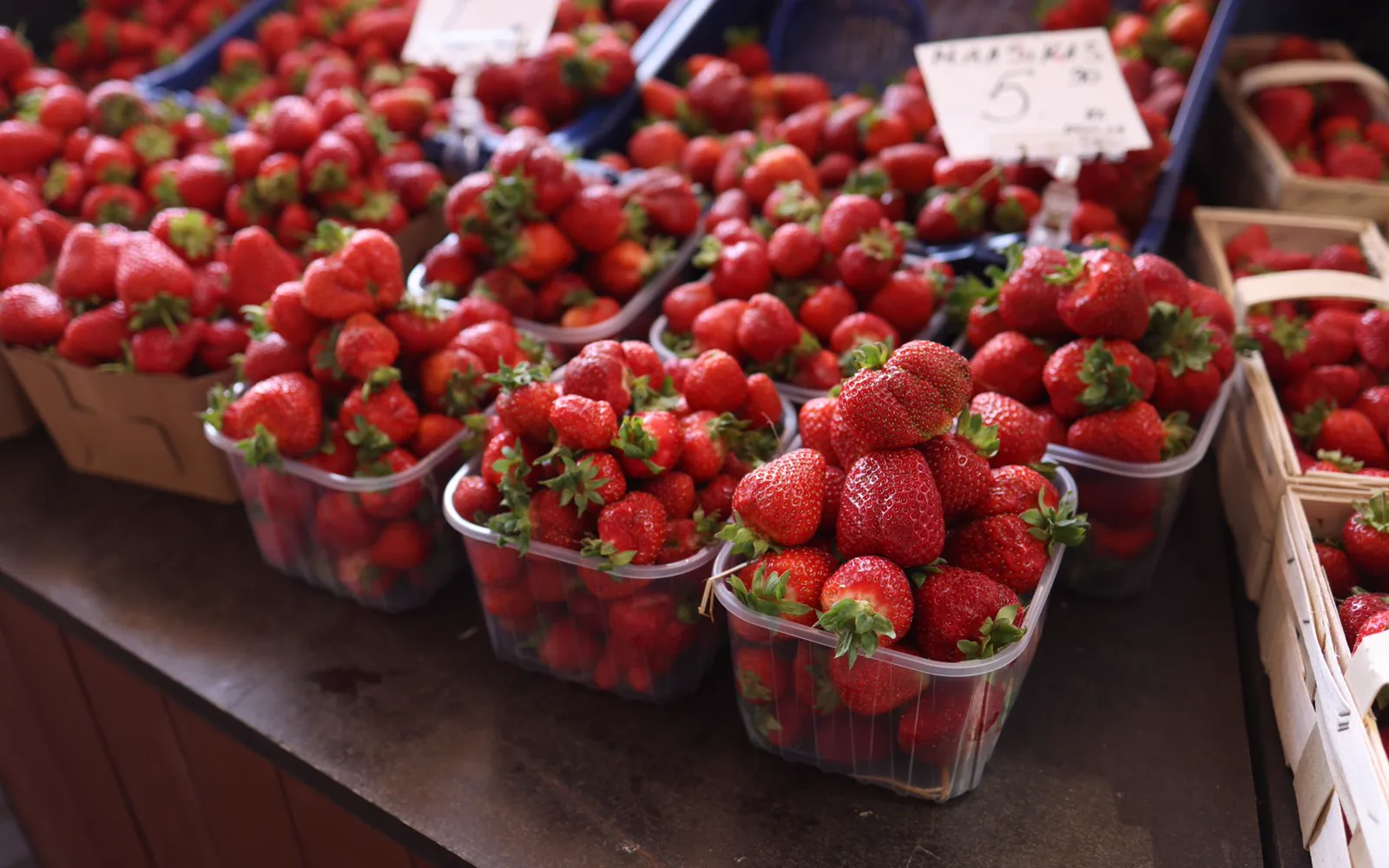 Étal de produits du terroir sur un marché du Cantal