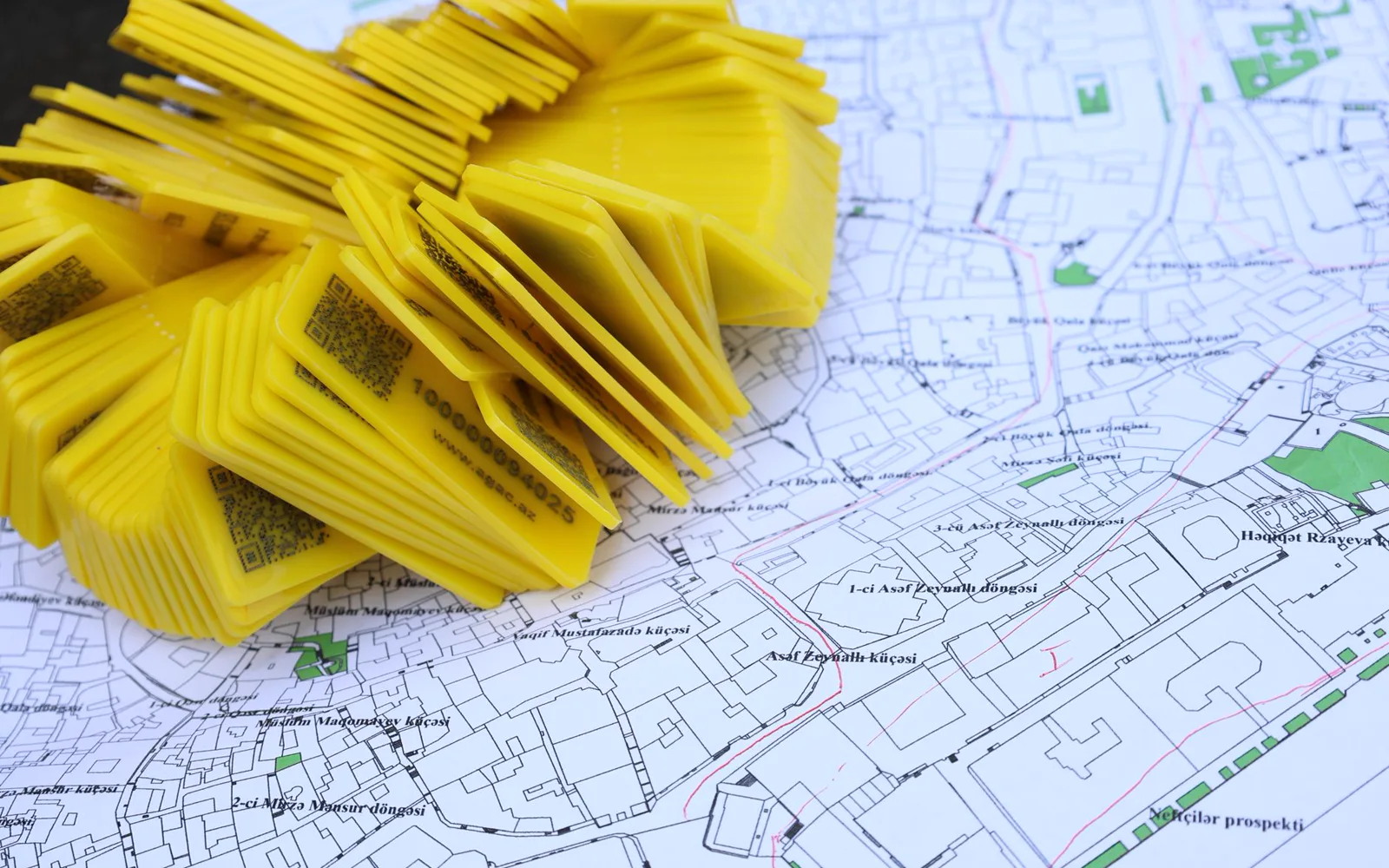 Carte d’une ville avec des épingles interconnectées représentant un réseau de liens locaux