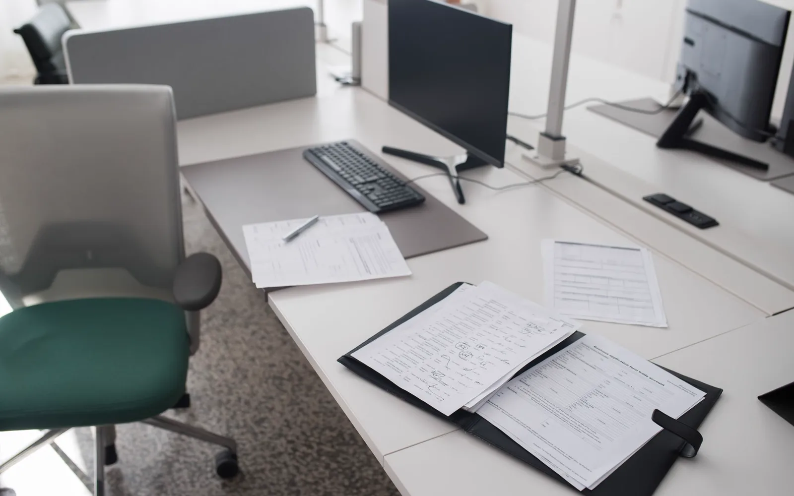 Rédacteur organisant un plan de contenu sur un tableau blanc avec des post-its