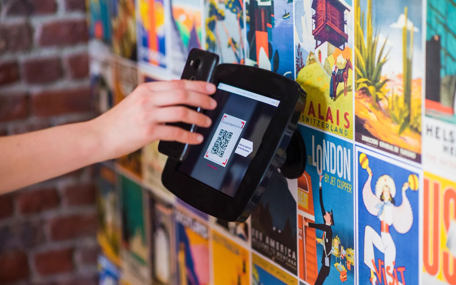 Client scannant un QR code avec son téléphone