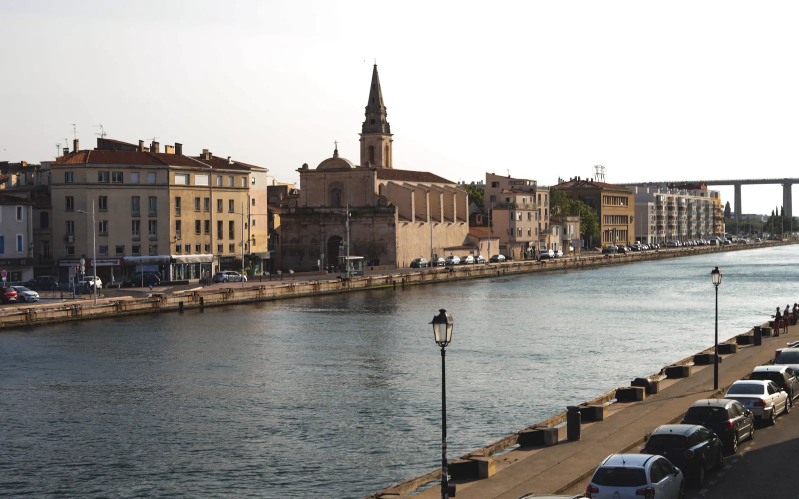 Les canaux colorés de Martigues, la Venise provençale, en lumière dorée