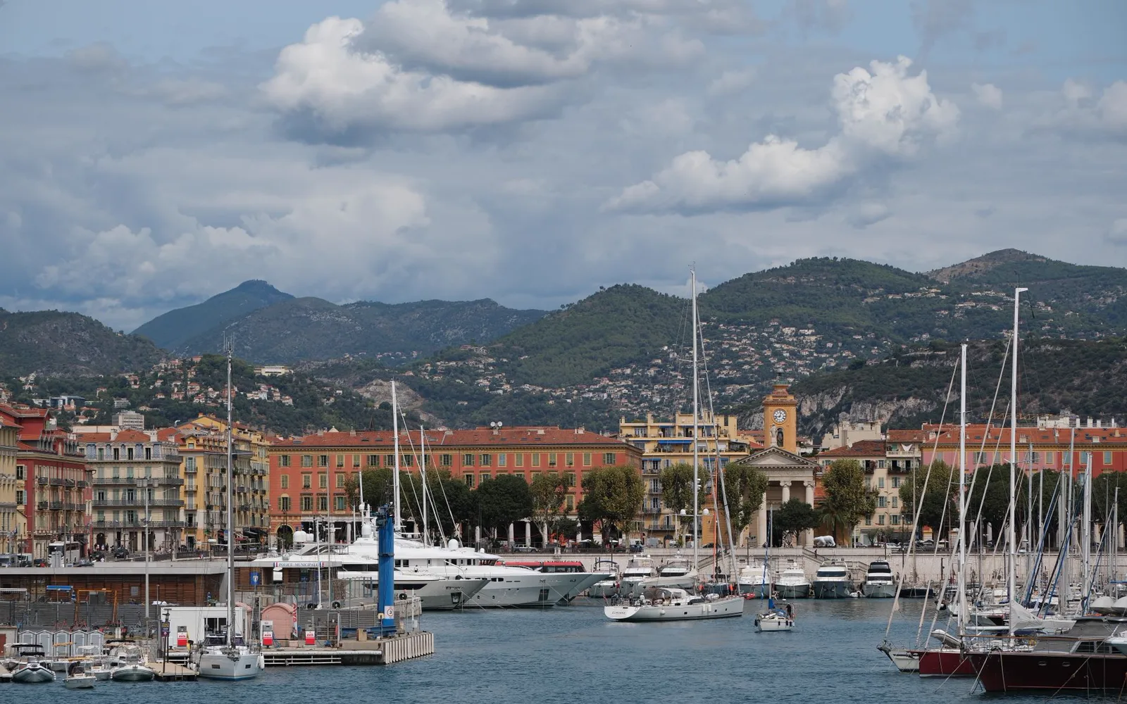 Port de Saint-Raphaël avec ses voiliers et le casino en arrière-plan sous le soleil varois