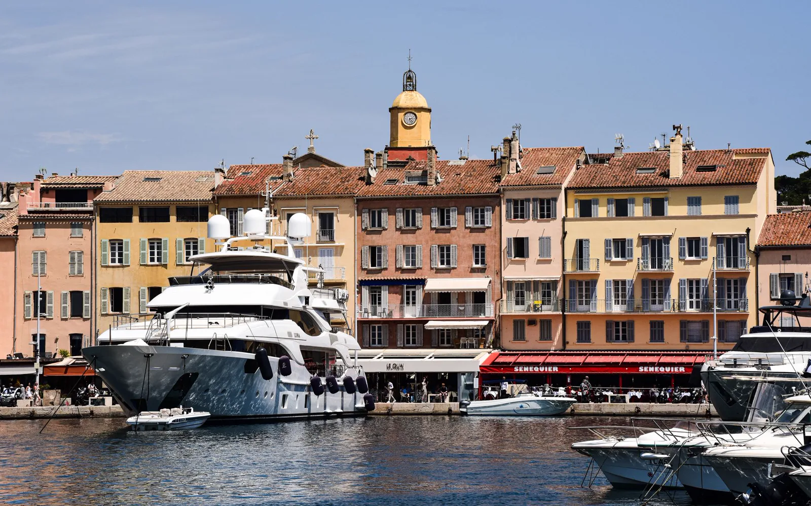 Touriste consultant son téléphone pour trouver un restaurant à Saint-Raphaël en été