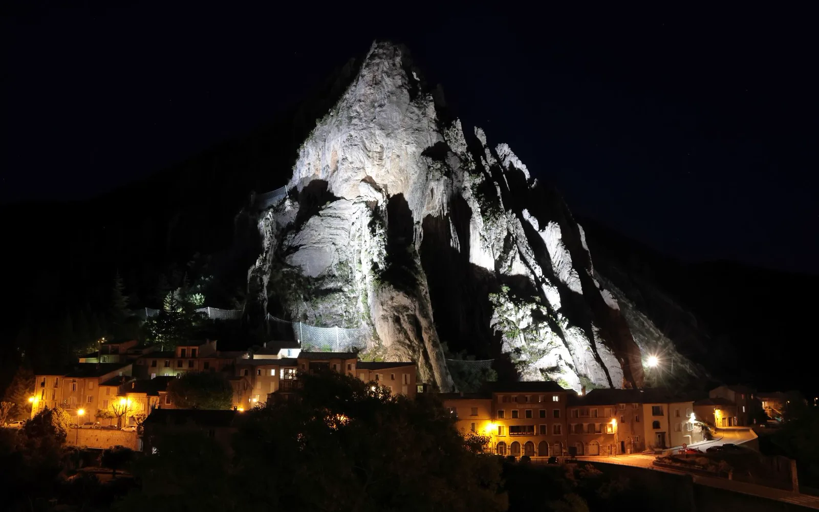 Résultats Google Maps affichant un commerce local au centre de Sisteron sur téléphone