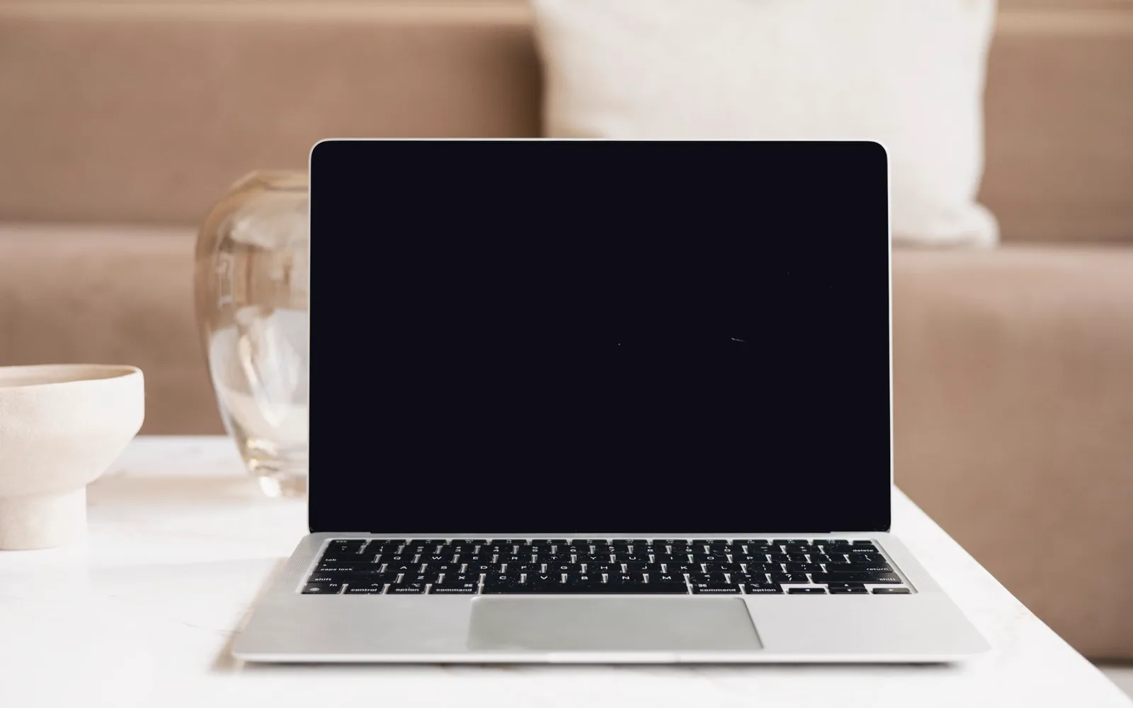 Développeur web effectuant une migration de site avec une check-list de validation SEO