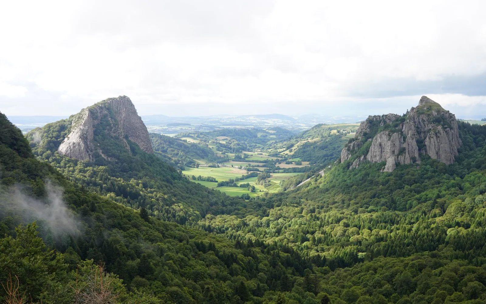 Randonneurs dans les montagnes du Cantal