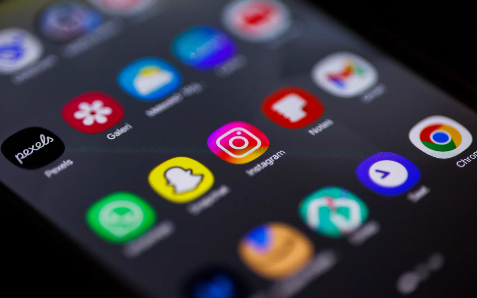 Gestion régulière d’un réseau social