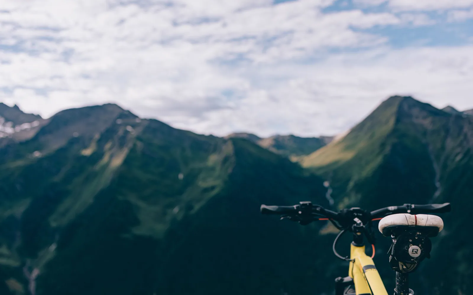 Randonneurs dans les Monts du Cantal