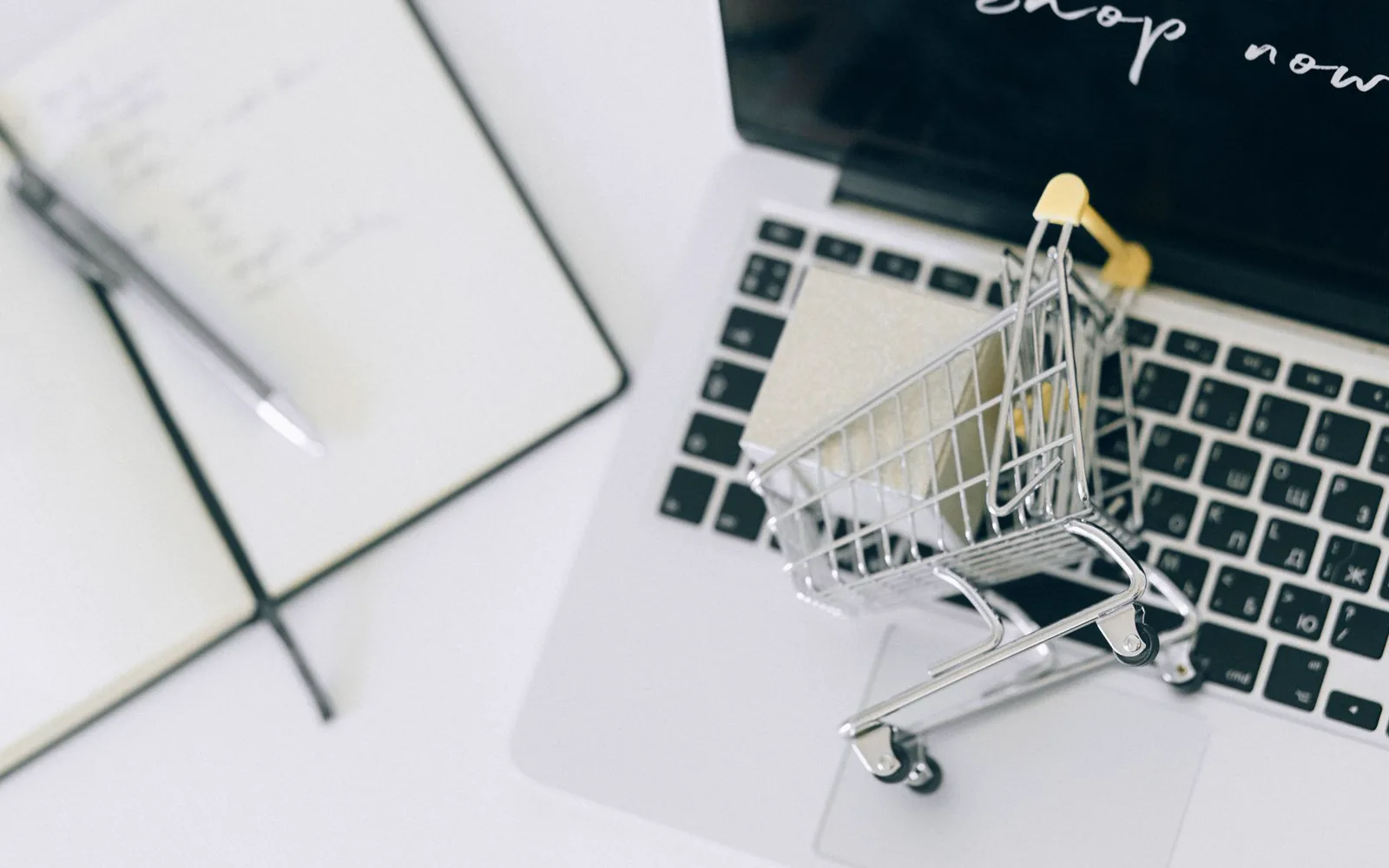 Fiche produit d’une boutique en ligne ouverte sur un ordinateur avec des résultats Google en arrière-plan