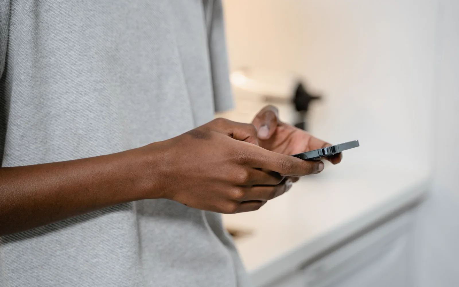 Smartphone affichant un site bien optimisé mobile avec un score de performance élevé