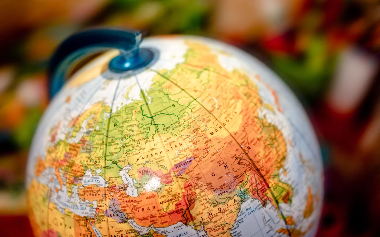 Globe terrestre entouré de bulles de langue représentant le SEO international