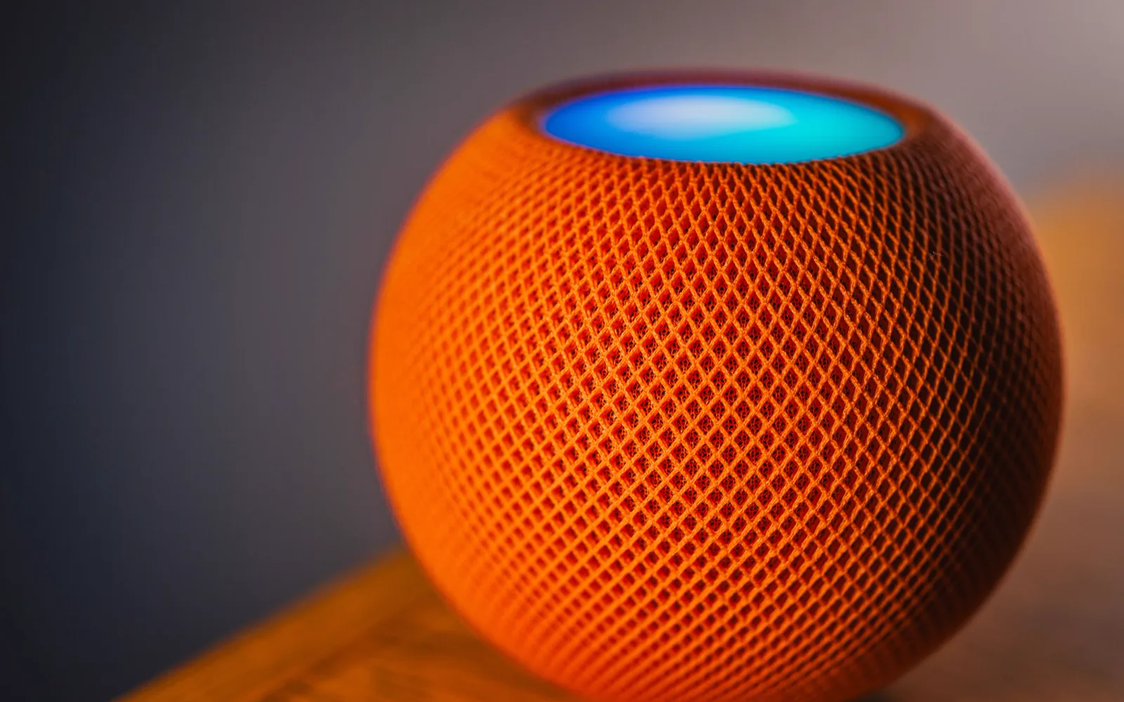 Personne parlant à un assistant vocal sur smartphone dans une cuisine