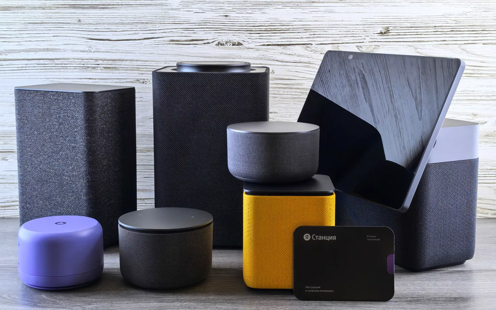 Enceinte connectée sur un bureau affichant une réponse Google vocale