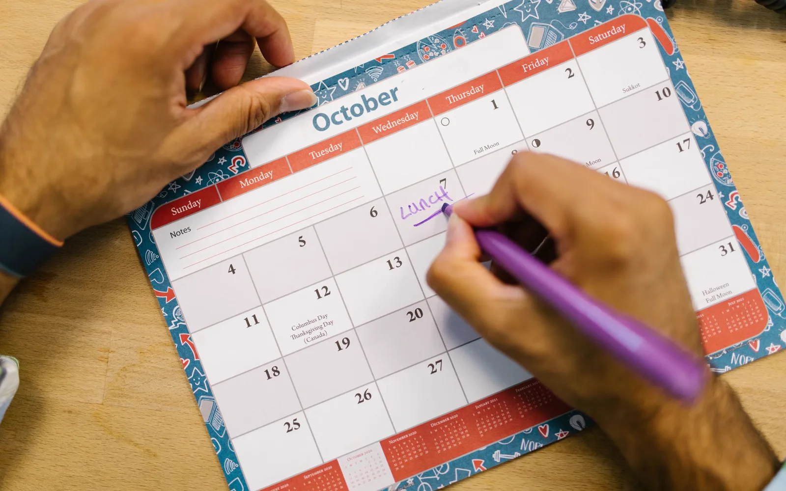 Calendrier annuel avec des pics de trafic marqués pour différentes saisons
