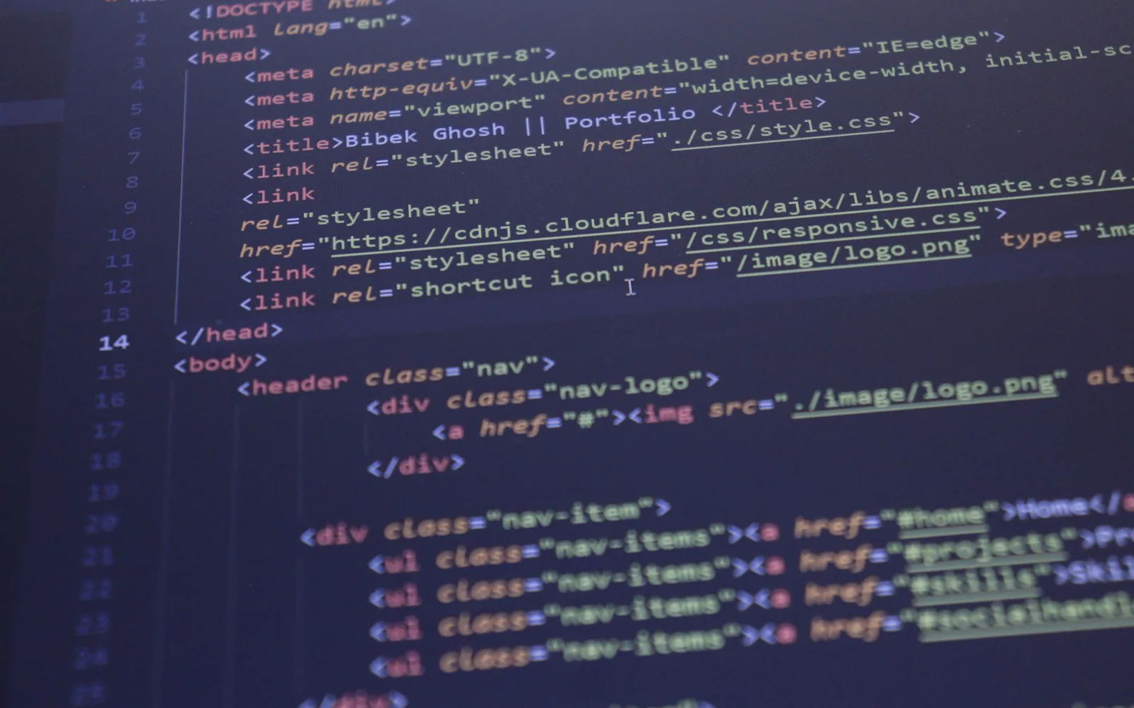 Comparaison côte à côte d’un site one-page et d’un site multi-pages sur un écran