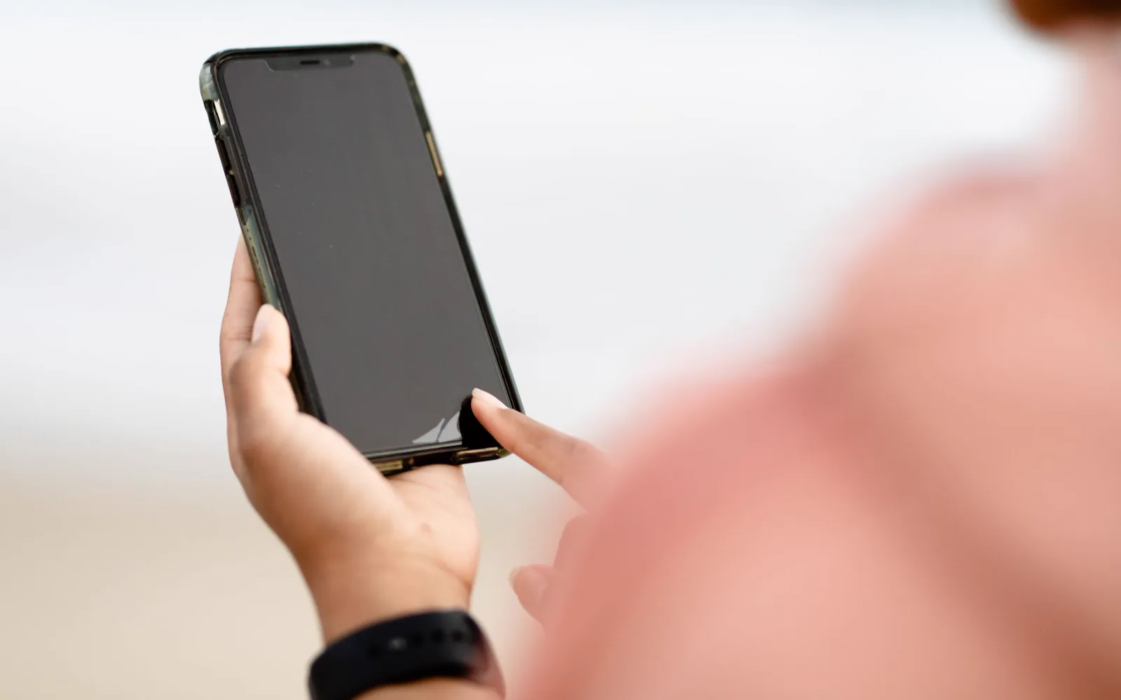 Client effectuant une recherche locale sur son mobile
