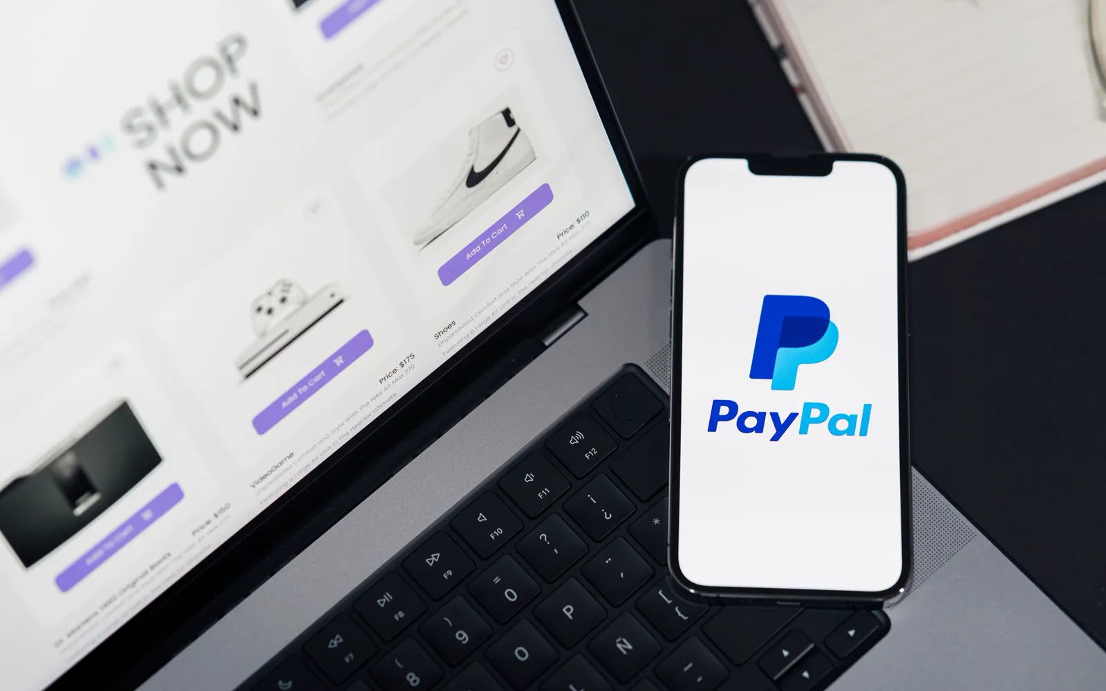 Commerçant comparant ses ventes sur marketplace et ses ventes directes sur son site