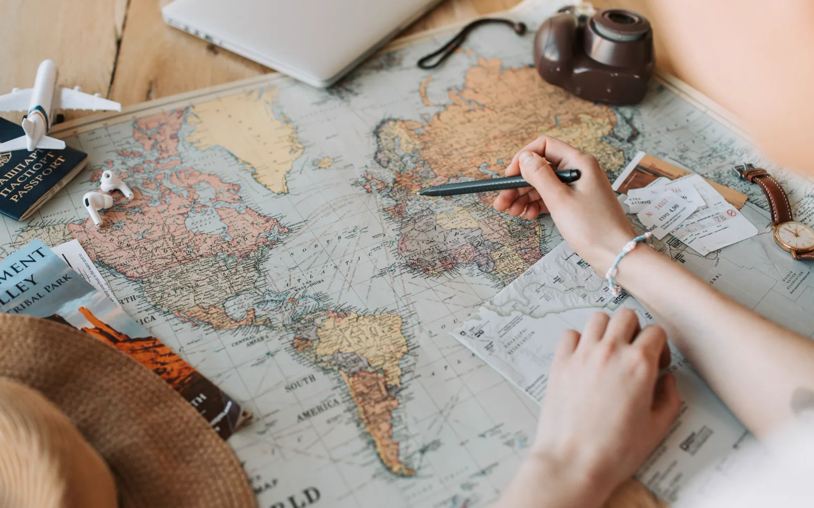 Conseillère en voyage présentant des destinations à un couple dans une agence lumineuse