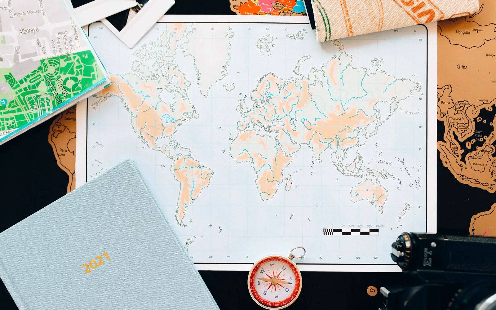 Couple planifiant un voyage en ligne sur une tablette avec des cartes et photos de destination