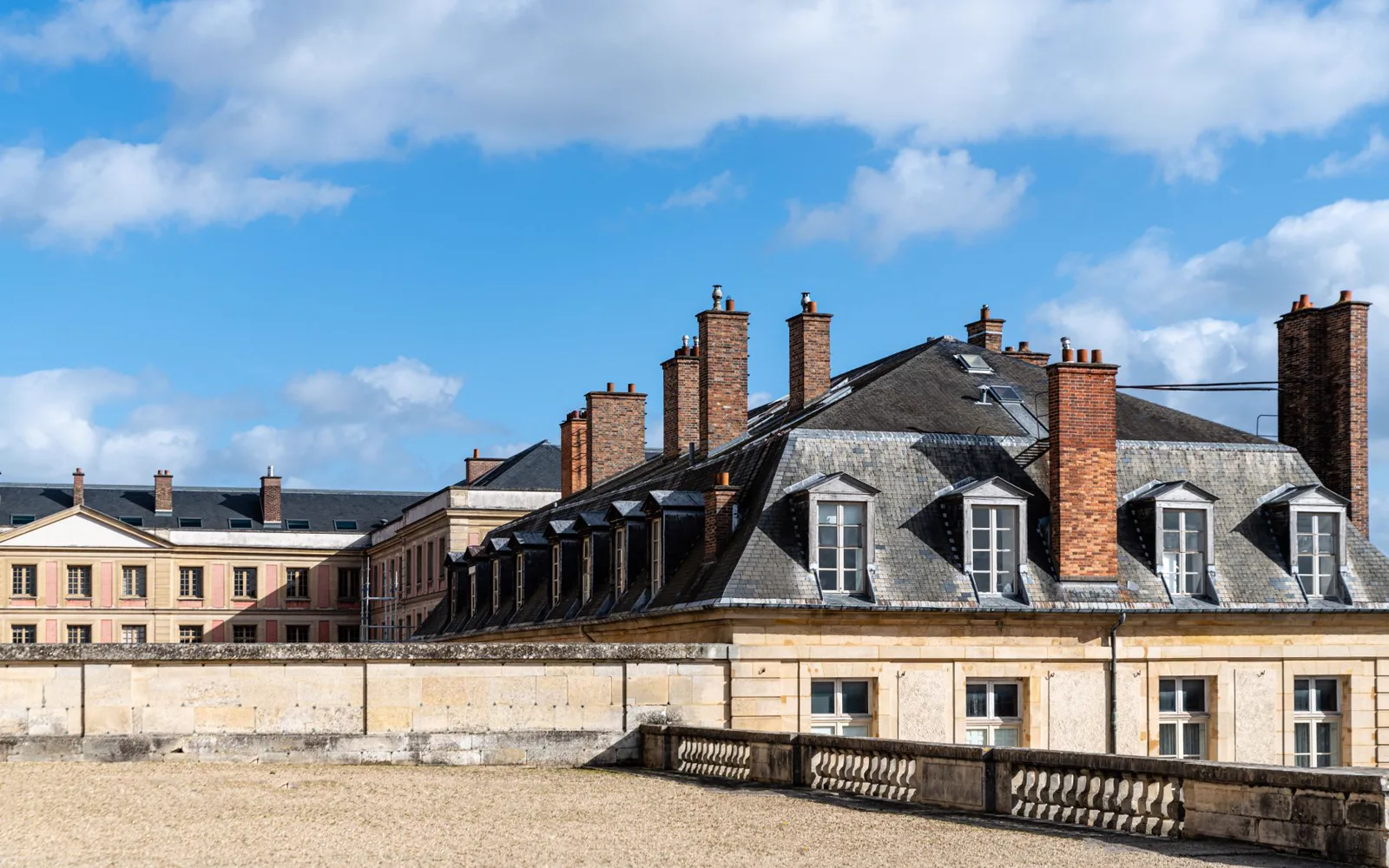 Galerie de réalisations de chantiers affichée sur un site d’artisan vue sur tablette