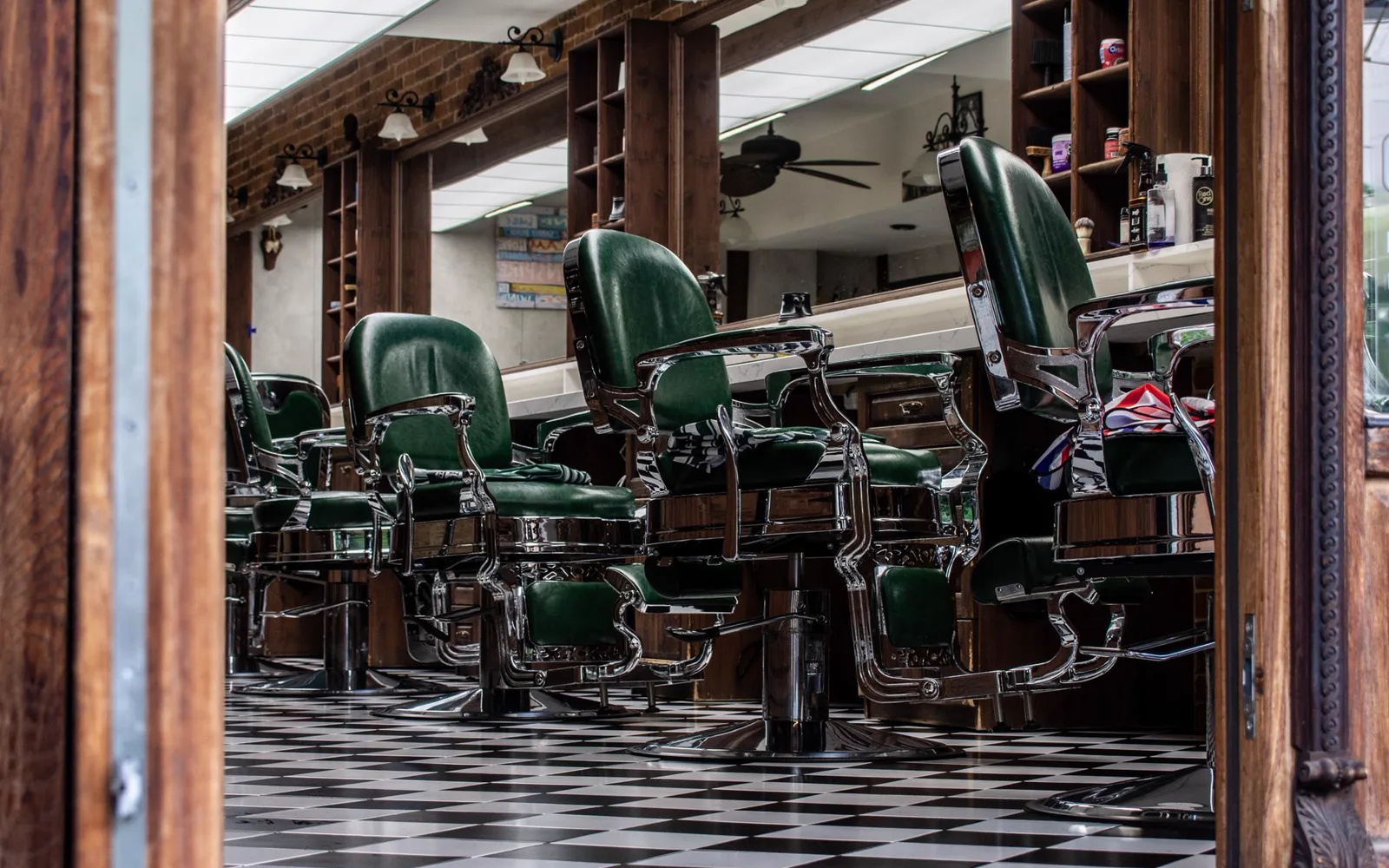 Intérieur d’un barbershop moderne avec fauteuil vintage et miroirs encadrés