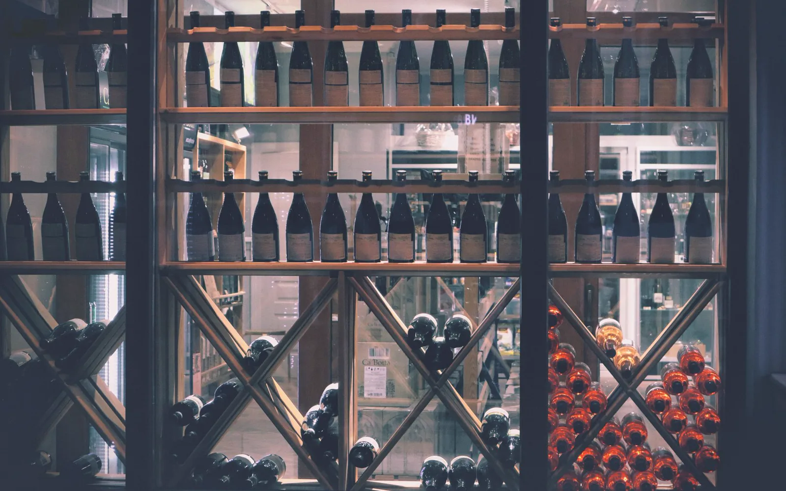 Intérieur d’une cave à vins avec murs en brique et bouteilles disposées en casiers