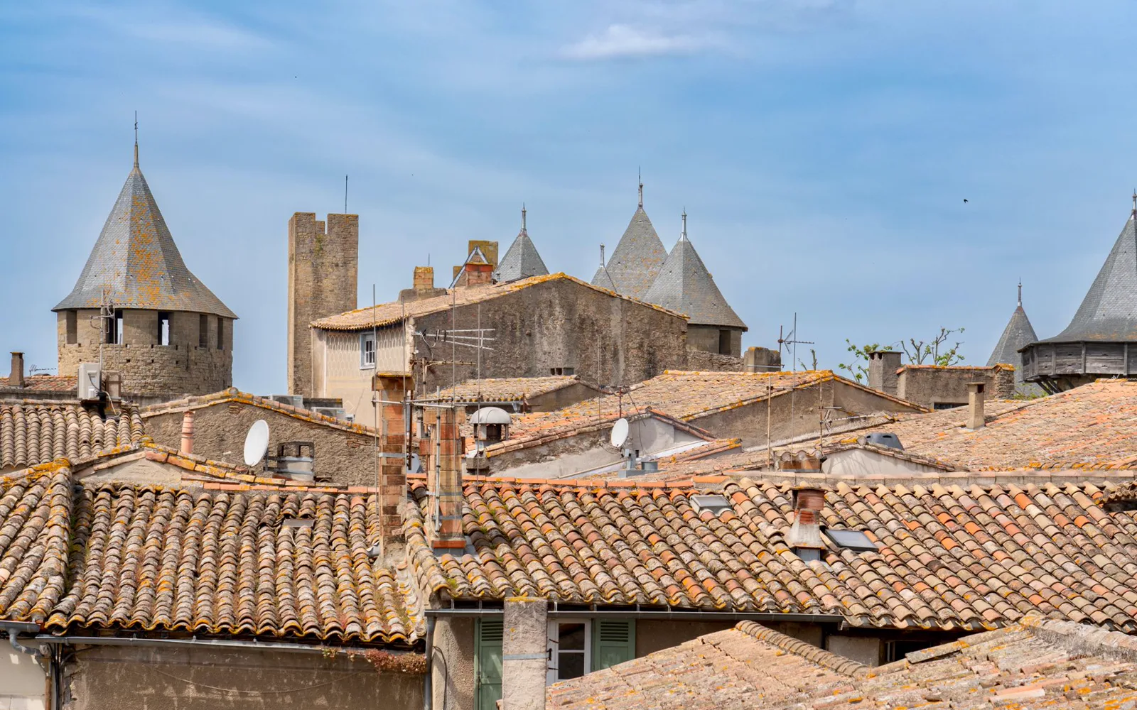 Le marché du vendredi de Carpentras avec ses étals colorés et la cathédrale Saint-Siffrein