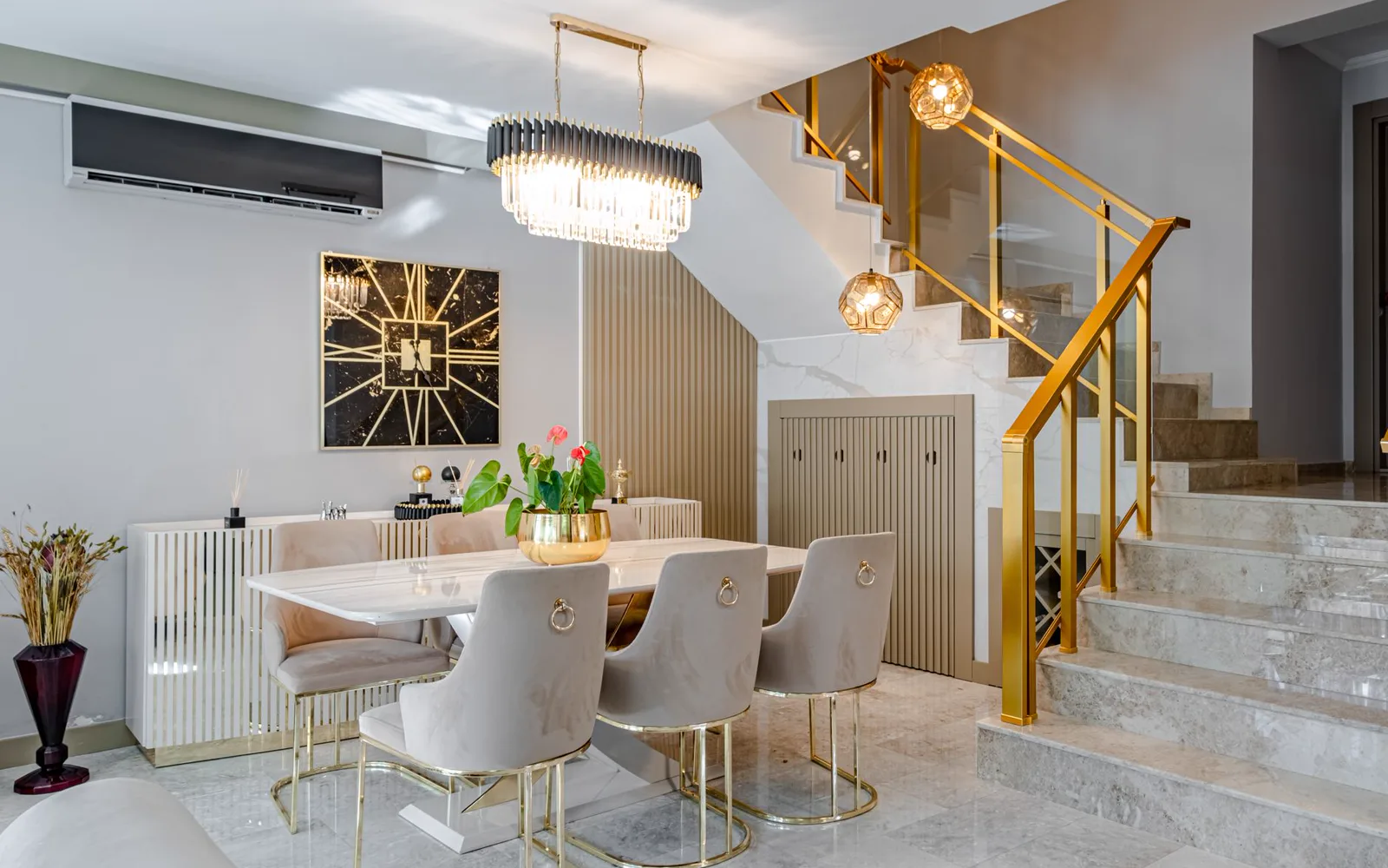 Décorateur présentant un projet de rénovation sur ordinateur à ses clients