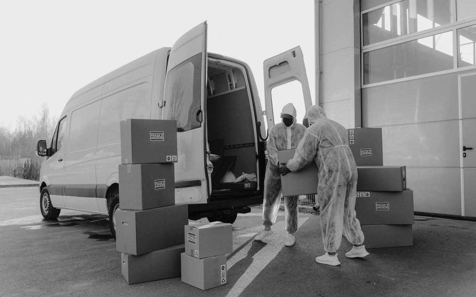 Camion de déménagement devant une maison, équipe en train de charger des cartons