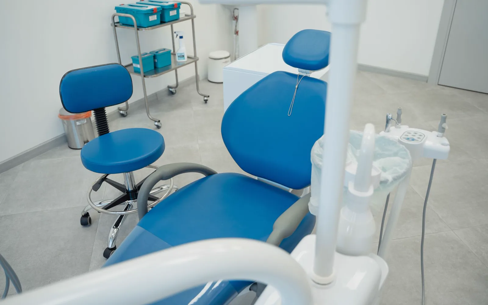 Patient consultant la prise de rendez-vous d’un dentiste sur son téléphone