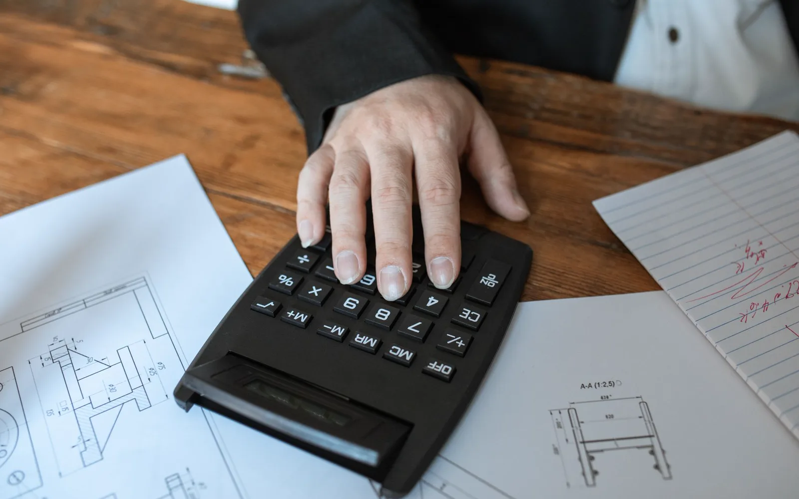 Expert-comptable travaillant sur des bilans avec un ordinateur et des documents financiers