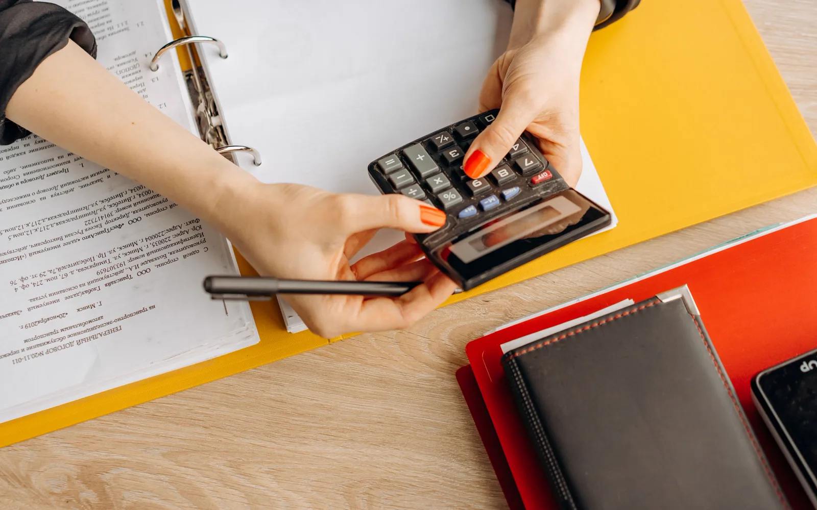 Dirigeant de PME consultant le site d'un cabinet comptable sur sa tablette