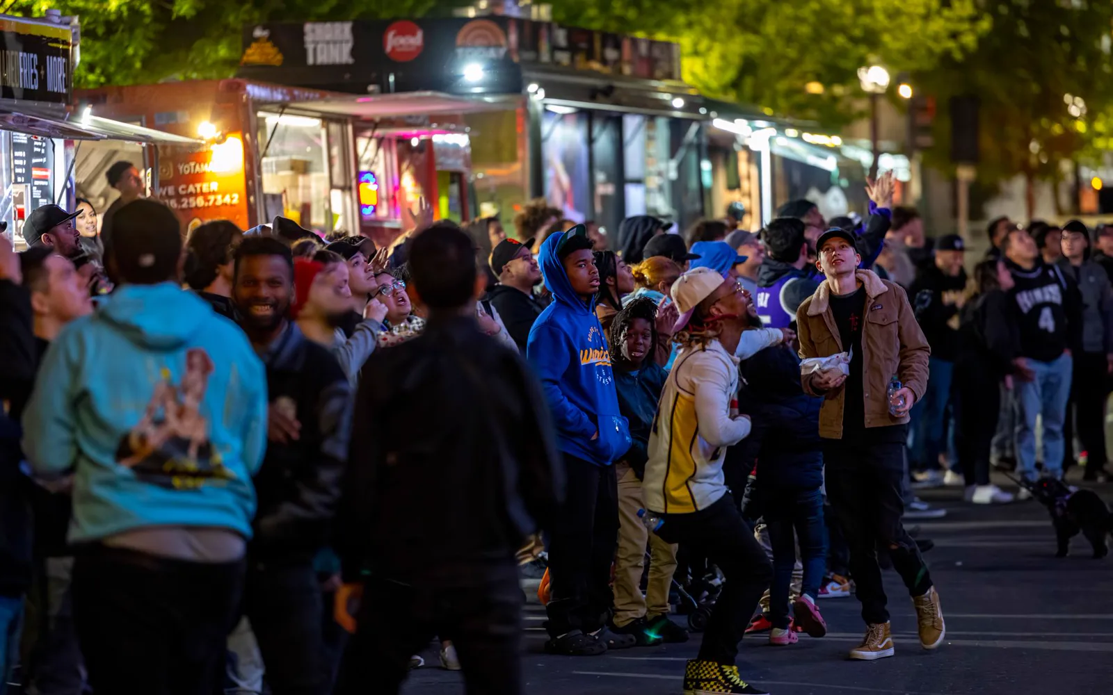 Food truck coloré en stationnement sur un marché animé sous le soleil