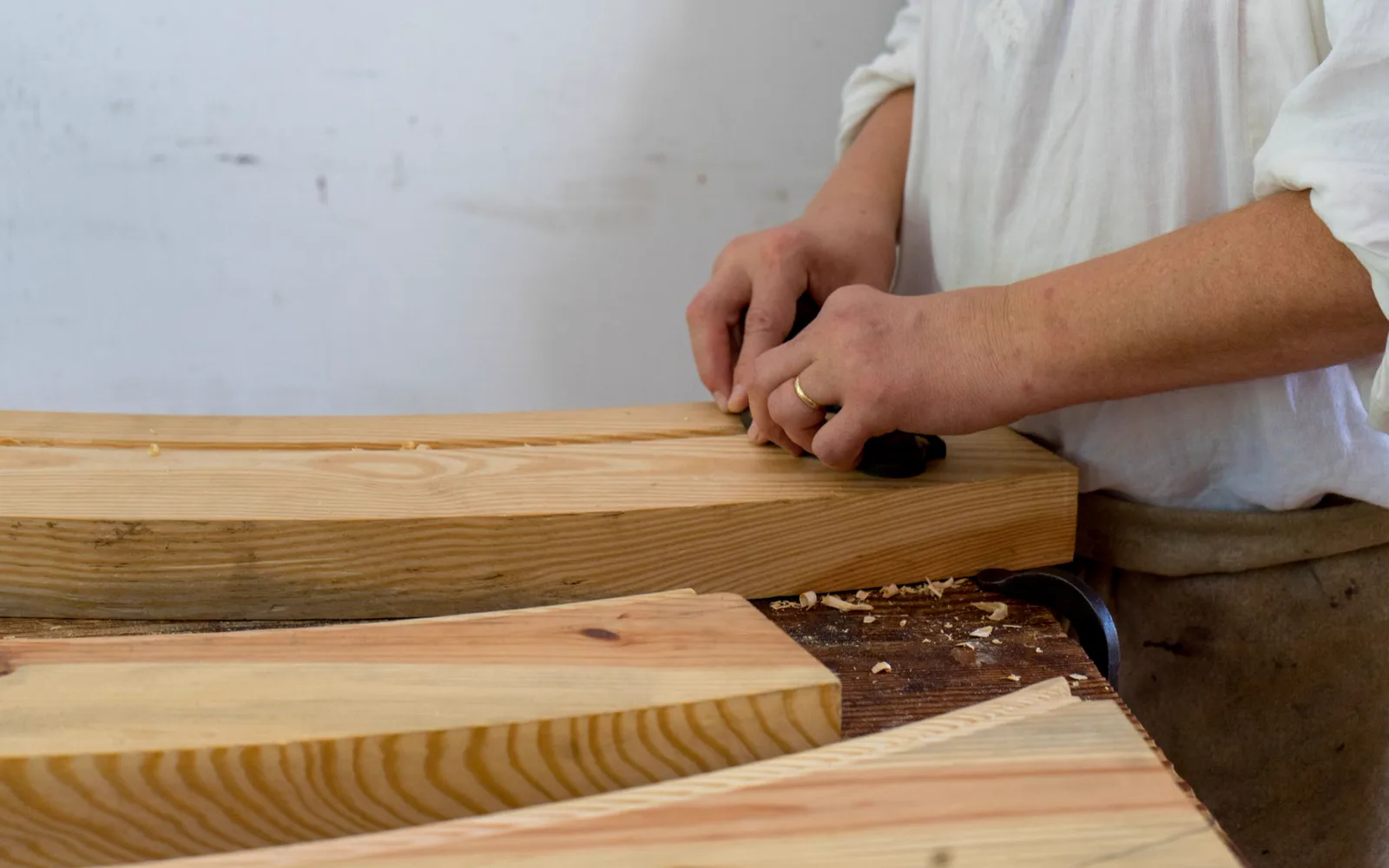 Cuisine sur mesure en bois massif réalisée par un menuisier artisan