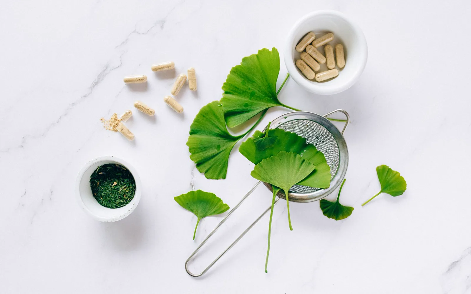 Client lisant les conseils de naturopathie sur le site de son praticien depuis son ordinateur