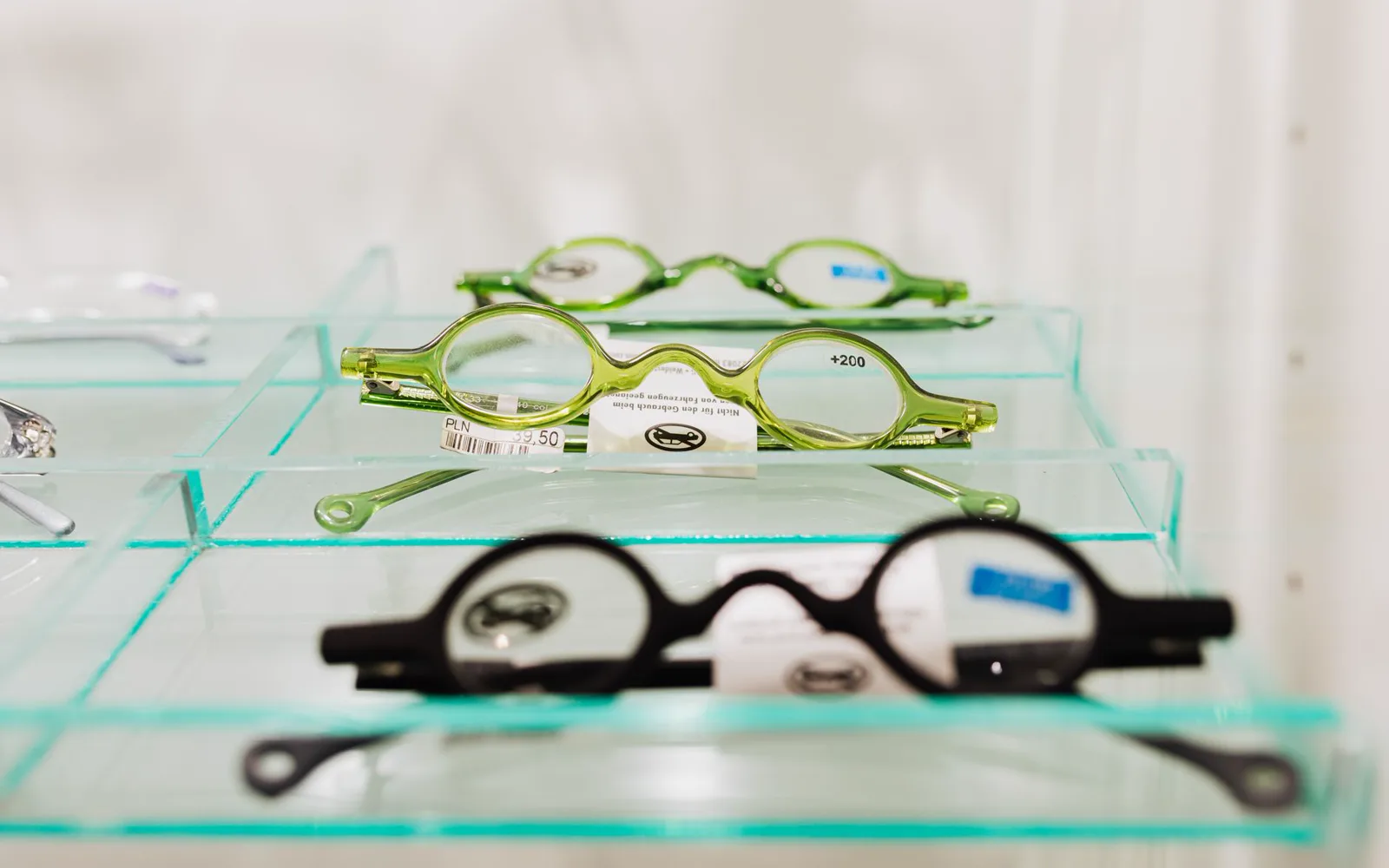 Cliente essayant des lunettes dans une boutique d'opticien indépendant