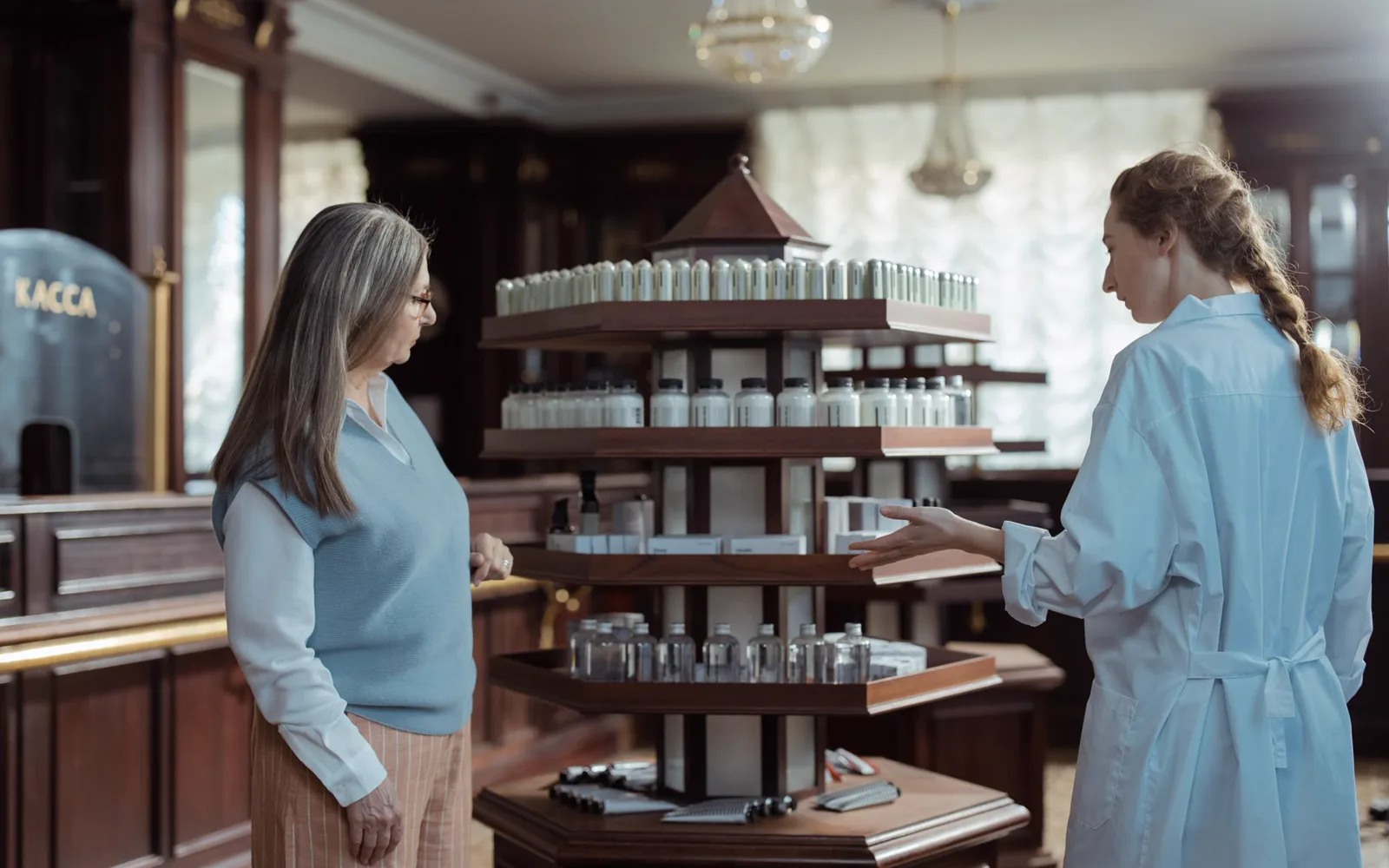 Pharmacien conseillant un patient dans une officine moderne et lumineuse
