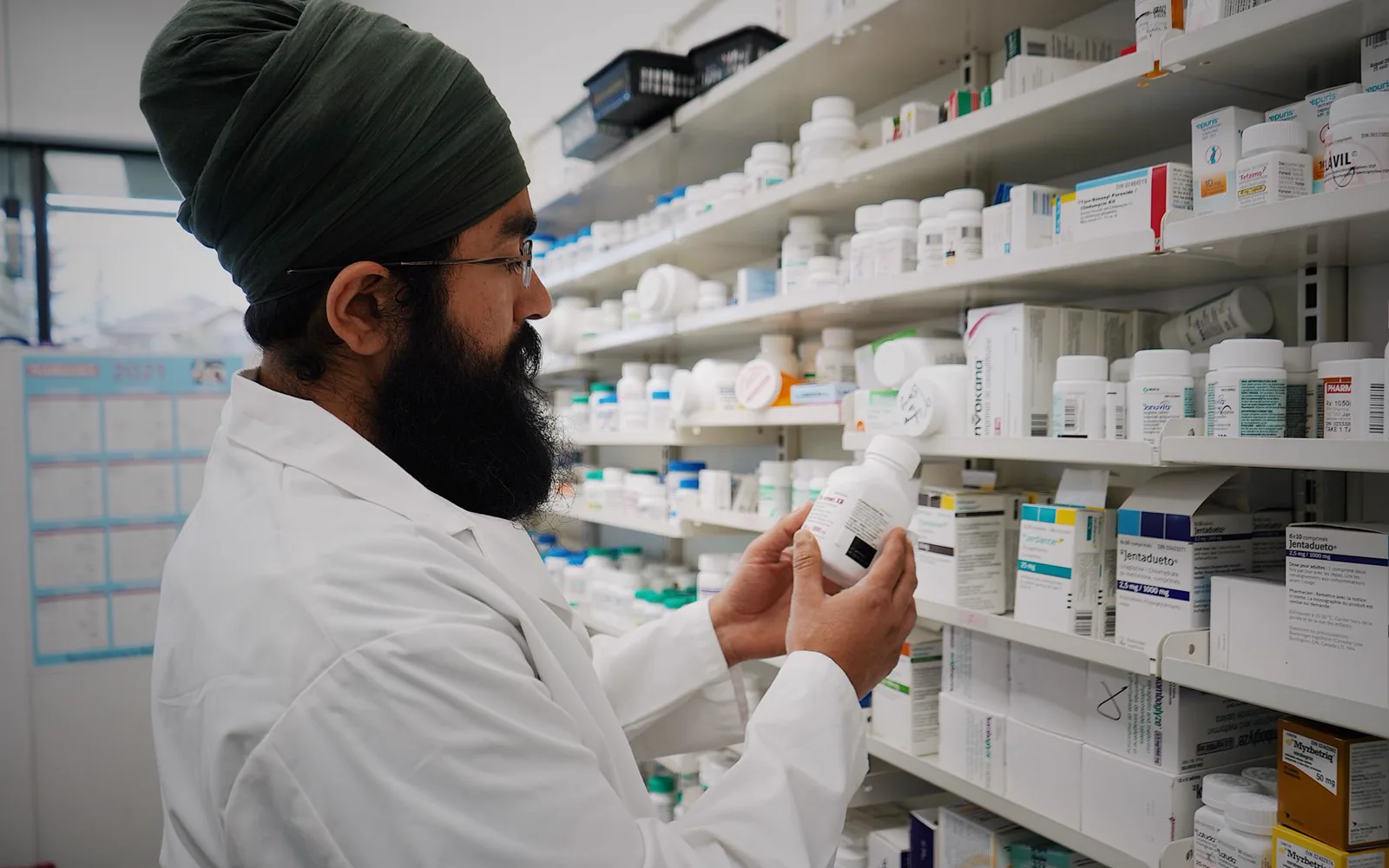Patient cherchant une pharmacie ouverte sur son smartphone depuis la rue